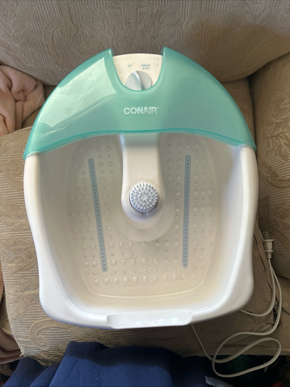 Conair Aqua White Electric Foot Spa with Bubbles and heat
